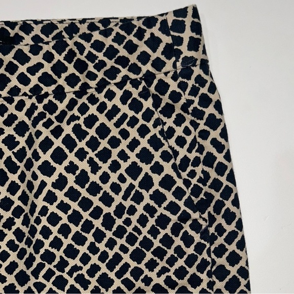 Banana Republic Geometric Navy & Tan Patterned Chino Shorts with pockets size 2 - Picture 4 of 11
